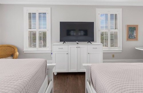 Historic Downtown Manteo Apartment | Tranquil House Inn - Downtown Waterfront Manteo - 2 Queens Standard Room 29