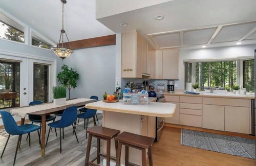 Anderson Island House | Serene Island Retreat on Golf Course with Hot Tub & Pool
