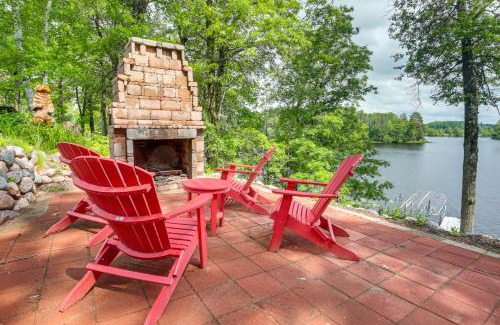 Tomahawk House | Idyllic Lakefront Cabin with Fire Pit & Family-Friendly Patio