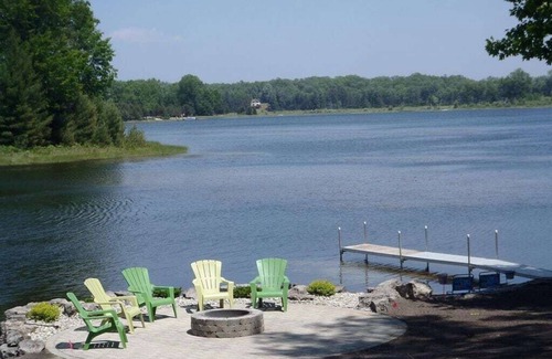 St. Helen House | Idyllic Lakefront Log Cabin with Incredible Views & Amenities