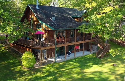 St. Helen House | Idyllic Lakefront Log Cabin with Incredible Views & Amenities