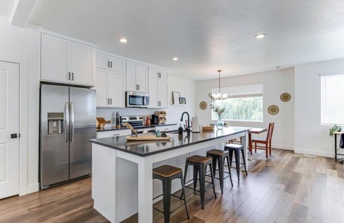 American Fork House | Tranquil Locale, Double Garage!