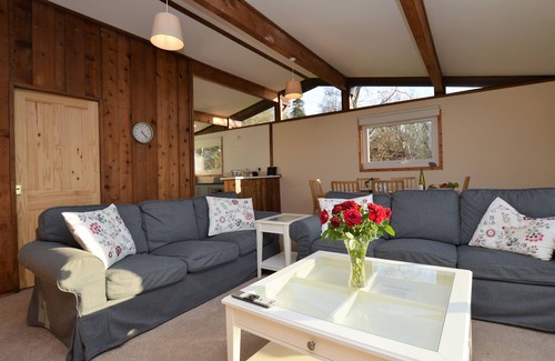 Tighnabruaich Ski Chalet | Pet-Friendly Retreat by the Water with 9.8 Guest Rating