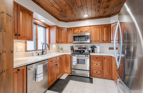 Naples House | Peaceful Lodge with Ocean Views & Top-Notch Amenities