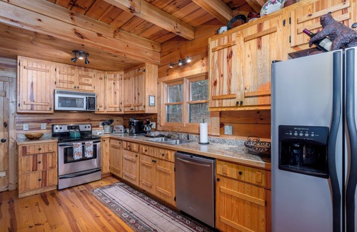 Globe Cabin | Serene Retreat: Log Cabin with Hot Tub in Mountain Paradise