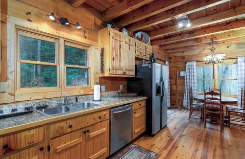Globe Cabin | Serene Retreat: Log Cabin with Hot Tub in Mountain Paradise