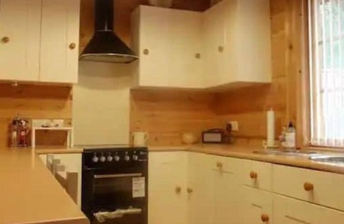 Cannards Grave Cabin | Peaceful Log Cabin with Private Garden for Family Getaways