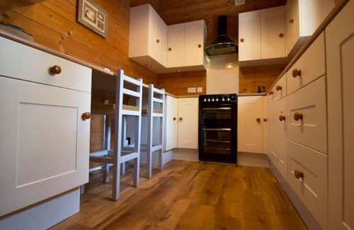 Cannards Grave Cabin | Peaceful Log Cabin with Private Garden for Family Getaways
