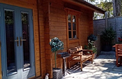 Cannards Grave Cabin | Peaceful Log Cabin with Private Garden for Family Getaways