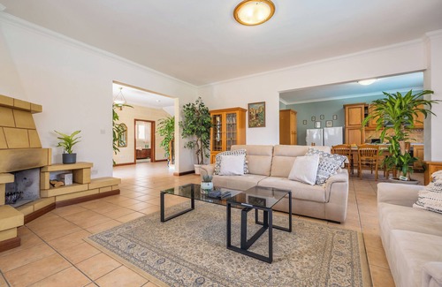 Swieqi Villa | Peaceful Mansion: Pool, BBQ & Game Room Awaits You