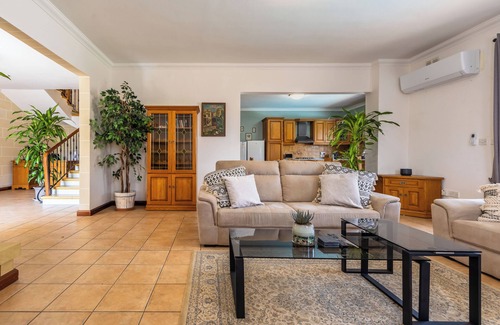 Swieqi Villa | Peaceful Mansion: Pool, BBQ & Game Room Awaits You