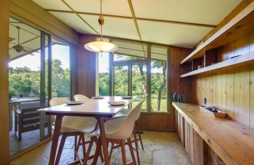 Hardy House | Serene Mid-Century Modern Cottage with Ocean View