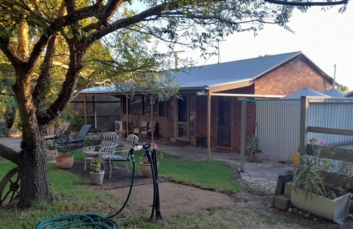 Hindmarsh Valley Cottage | Idyllic Nature Retreat Near Shops and Seaside with Ocean Views