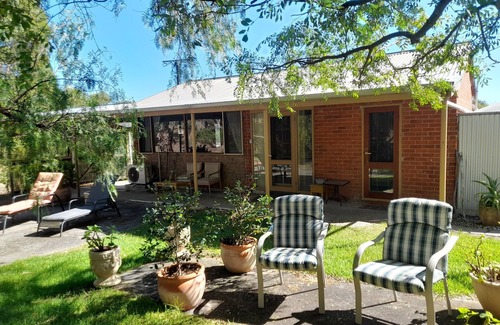 Hindmarsh Valley Cottage | Idyllic Nature Retreat Near Shops and Seaside with Ocean Views