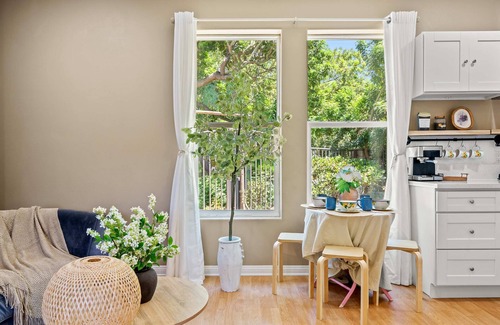Pomona House | Tranquil Nature Retreat Private Garden Cozy Charm
