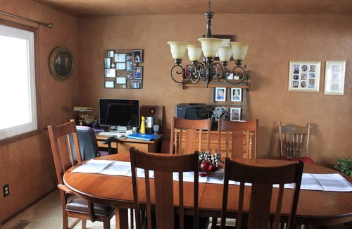 Monument House | Family-Friendly Palmer Divide Residence with Spa & Breakfast