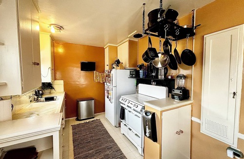 North of Wilshire Apartment | Tranquil, Peaceful Abode. 5 min walk to Montana Street