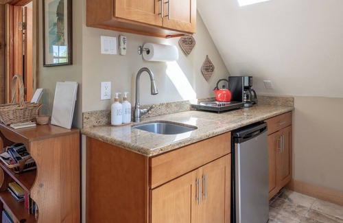 Langley Cottage | Tranquil, private Whidbey Island apt. Level 2 charging station, pet friendly.