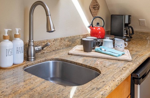 Langley Cottage | Tranquil, private Whidbey Island apt. Level 2 charging station, pet friendly.