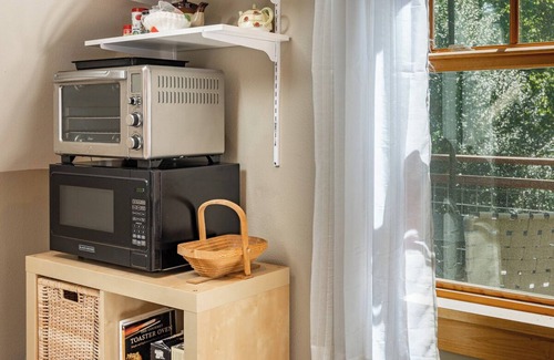 Langley Cottage | Tranquil, private Whidbey Island apt. Level 2 charging station, pet friendly.