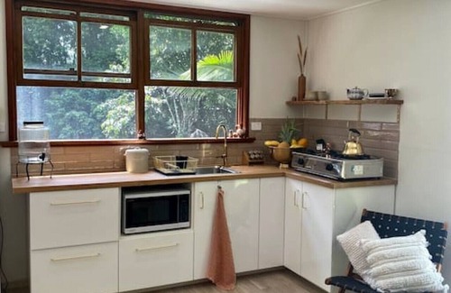 Kuranda Apartment | Peaceful Rainforest Studio with Kitchen & Breakfast Included
