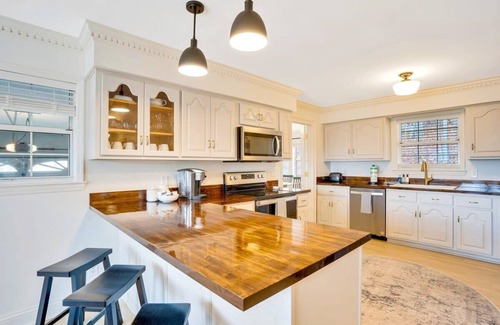 Graysville House | Inviting Red Clay Farmhouse: Family-Friendly & Breakfast Included
