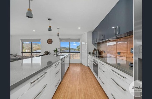 Kingston House | Peaceful Haven Near Hobart: Family-Friendly & Wi-Fi Ready