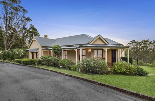 Sydney House | Serene Getaway with Scenic Views in Grose Vale