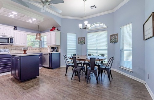 Waco House | Serene Sky Retreat: The Vesper House with Pool & Breakfast