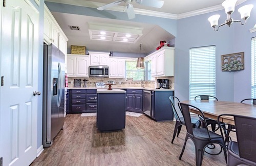 Waco House | Serene Sky Retreat: The Vesper House with Pool & Breakfast