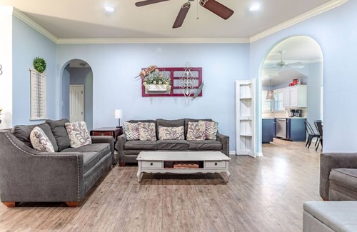 Waco House | Serene Sky Retreat: The Vesper House with Pool & Breakfast