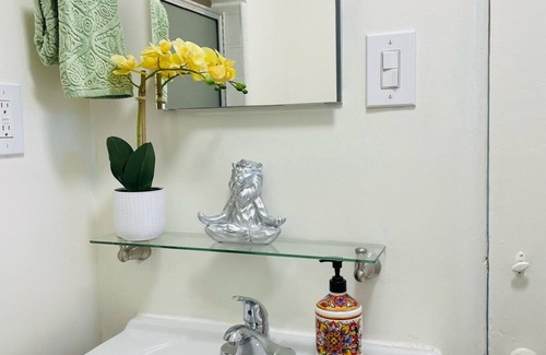 Melrose House | Serene Retro Hollywood One Bedroom with Breakfast & Parking