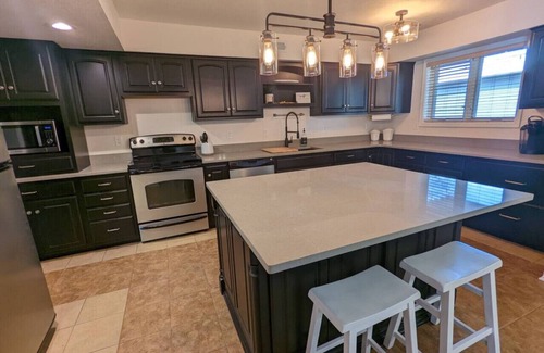 Cedar Falls House | Exceptional Child-Friendly Riverview Retreat with Kitchen