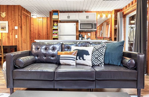 Pittman Center House | Relaxing Rustic Retreat near Anakeesta with Hot Tub