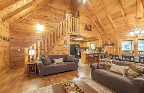 Pigeon Forge Cabin | Ideal King Ensuites Near Downtown with Hot Tub & Game Room