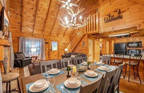 Pigeon Forge Cabin | Ideal King Ensuites Near Downtown with Hot Tub & Game Room