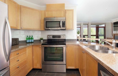 Nicklaus North Condo | Scenic Condo with Lake and Golf Course Views from Balcony