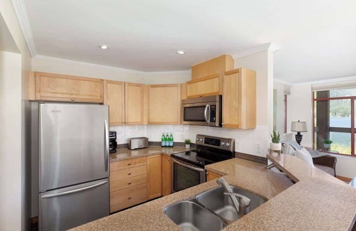 Nicklaus North Condo | Scenic Condo with Lake and Golf Course Views from Balcony
