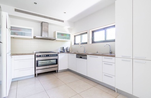 Katamon Apartment | Tranquil Retreat in Prime Location with Breakfast Included