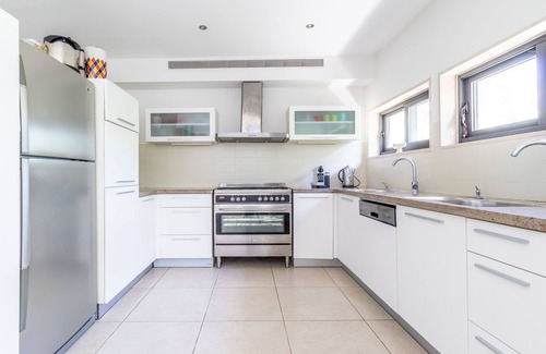 Katamon Apartment | Tranquil Retreat in Prime Location with Breakfast Included