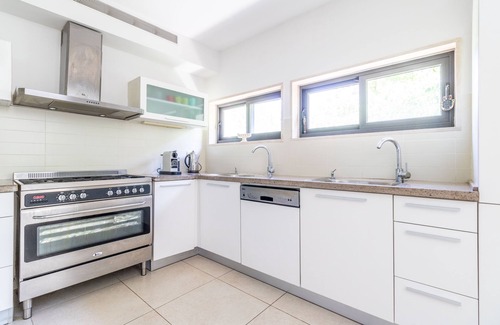 Katamon Apartment | Tranquil Retreat in Prime Location with Breakfast Included