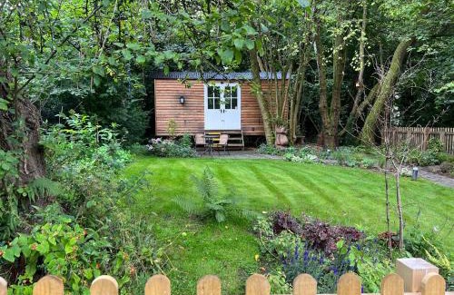 Cinderford Ski Chalet | Serene Escape at Shepherds Hut - Family-Friendly Retreat