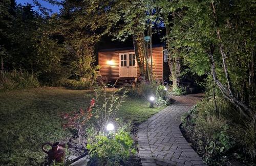Cinderford Ski Chalet | Serene Escape at Shepherds Hut - Family-Friendly Retreat