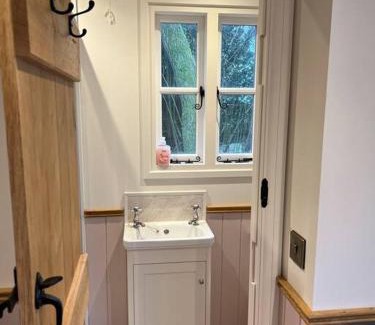 Cinderford Ski Chalet | Serene Escape at Shepherds Hut - Family-Friendly Retreat