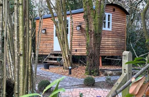 Cinderford Ski Chalet | Serene Escape at Shepherds Hut - Family-Friendly Retreat