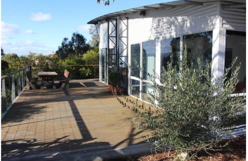 Riverside House | Tranquil Stay by the Tamar