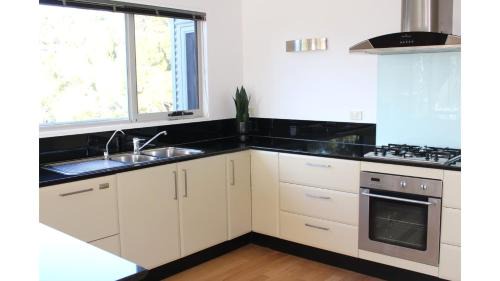 Riverside House | Tranquil Stay by the Tamar