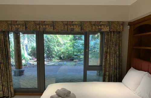 Whistler Cay Heights Apartment | Tranquil Studio Hideaway in Scenic Whistler