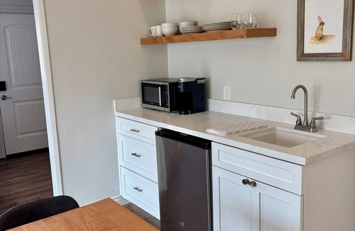 Thousand Oaks Apartment | Tranquil studio, private entrance, patio, Tesla charger, central Thousand Oaks