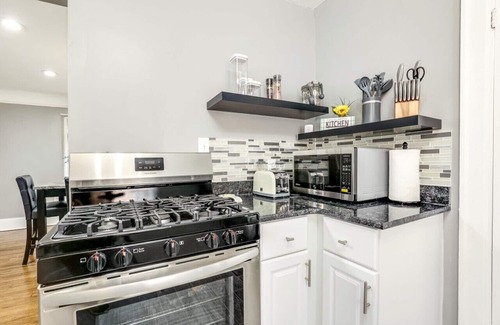 Grosse Pointe Apartment | Cozy & Stylish Retreat with Queen Beds and Kitchen Amenities